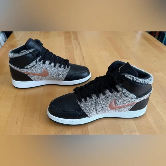 Nike Air Jordan 1 Retro Fleece Fur Size 9Y Euro 42.5 *Like New* Black Gray